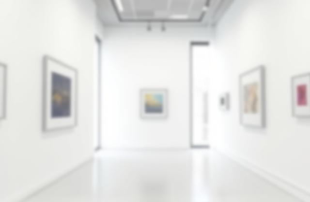 壁に絵画が飾られたアートギャラリーの展示スペースの写真